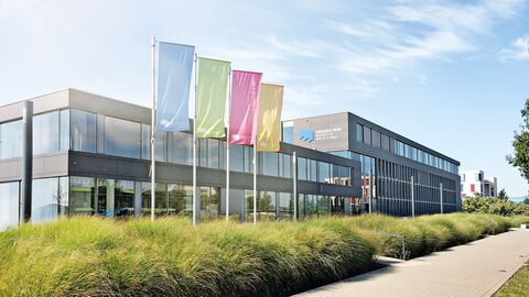 Das Gebäude der Hochschule Mainz von der Seite fotografiert.
