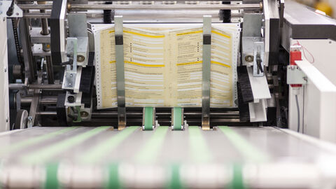 Druckstraße mit bedruckten Formularen