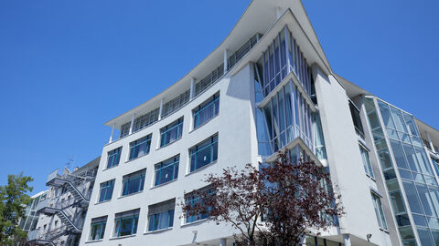 Gebäude der Hochschule Darmstadt leicht von unten fotografiert.