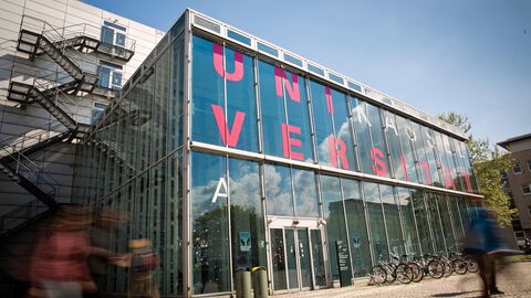 Blick auf das Universitätsgebäude aus Glas.