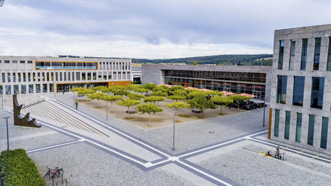 Das Gebäude der Hochschule Fulda von weitem fotografiert.