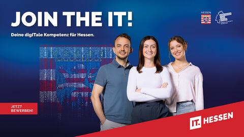 IT Hessen - Join the IT! Auf dem Foto sind unsere drei Mitarbeiterinnen und Mitarbeiter zu sehen, die freundlich in die Kamera lächeln und für das Motto: "Join the IT! Deine digitale Kompetenz für Hessen." werben.